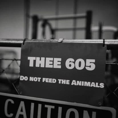 Thee 605 — Do Not Feed the Animals cage sign